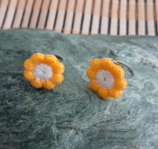 Nastavitelný prsten se žluto‑bílou kytičkou – velikost 57 (BP597)