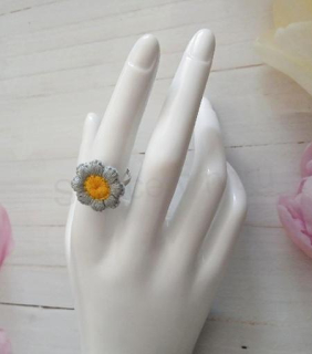 Nastavitelný prsten s modro‑žlutou kytičkou – velikost 57 (BP599)