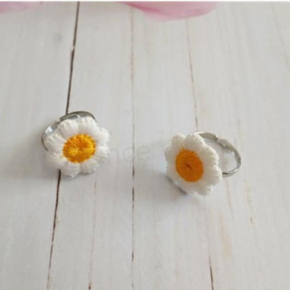 Nastavitelný prsten s bílo‑žlutou kytičkou – velikost 57 (BP601)