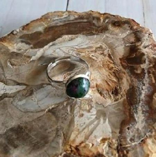 Nastavitelný prsten s rubínem v zoositu, kámen 10 mm – velikost 55 (X2203)