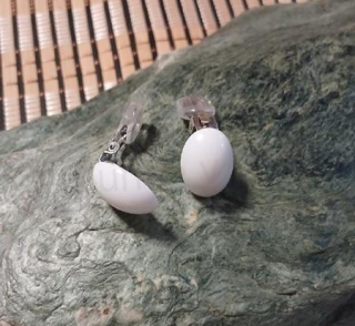 Náušnice klipsny z jabloneckého skla – kabošon bílé (BB964)