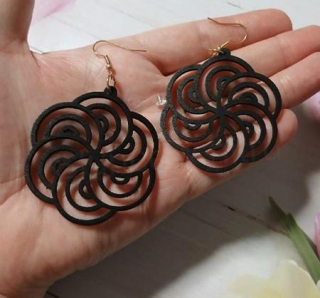 Dřevěné ozdobné náušnice – černé (BB973)