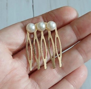 Hřeben do vlasů s perličkou – zlatý (H753)