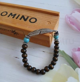 Korálkový dřevěný náramek s tyrkysem a peříčkem, korálky 8 mm (BC667)