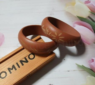 Dřevěný náramek hnědý ozdobný – obvod cca 20,7 cm (BC677)