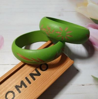 Dřevěný náramek zelený ozdobný – obvod cca 20,7 cm (BC679)