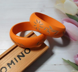 Dřevěný náramek oranžový ozdobný – obvod cca 20,7 cm (BC680)