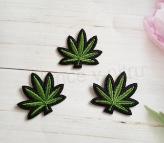 Nášivka konopí 3,6 × 3,9 cm (C882)