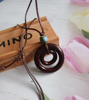 Nastavitelný šňůrkový náhrdelník s dřevěnou ozdobou – dvojitý kroužek (BD1053)