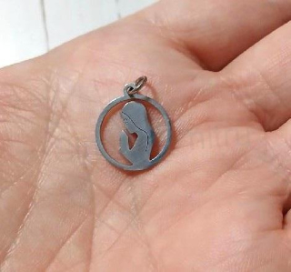Přívěsek – Panna Maria z nerezové oceli 17,5 × 15  mm (AA446)