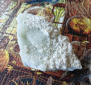 Minerální kámen chalcedon, prehnit drúza (1190 g) (X2238)