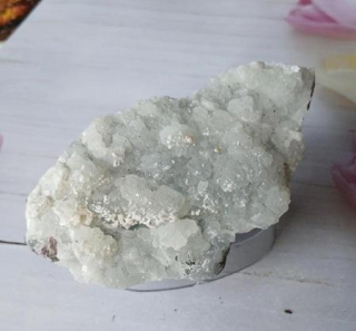 Minerální kámen chalcedon, prehnit drúza (225 g) (X2239)