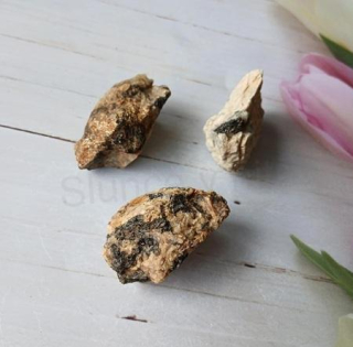 Minerální kámen turmalín–skoryl drúza (85 g) (X2250)