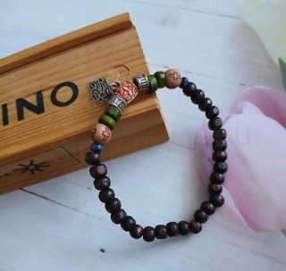 Korálkový dřevěný náramek s ozdobami, korálky 6,2 mm (BC695)