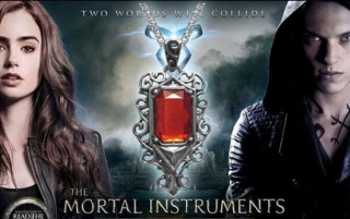 Náhrdelník nástroje smrti - červený krystal přívěšek (BD6)