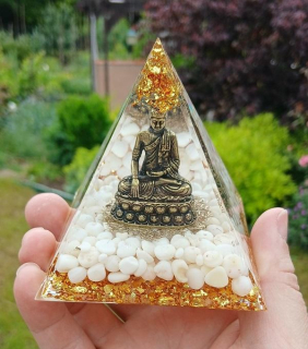 Harmonizační orgonitová pyramida 80×80 mm – Buddha s bílým jadeitem (PP226)
