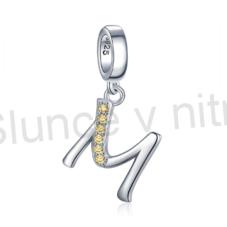 Postříbřený přívěsek – Písmeno M se zirkony (BE7)