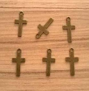 Přívěšek - kříž - 24 x12 mm (AA164