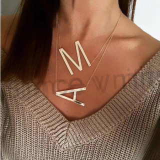 Náhrdelník - s písmenky od A do Z z chirurgické oceli více barev (BD68)