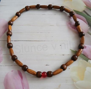 Dřevěný náhrdelník s granátem (BD109)