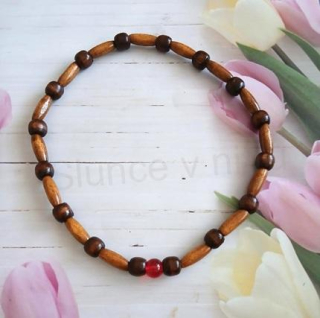 Dřevěný náhrdelník s granátem (BD115)