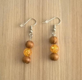 Dřevěné náušnice z chirurgické oceli s imitací jantaru (BB154)