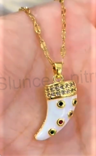 Náhrdelník z chirurgické oceli a vlčího zubu s kamínky (BD127)