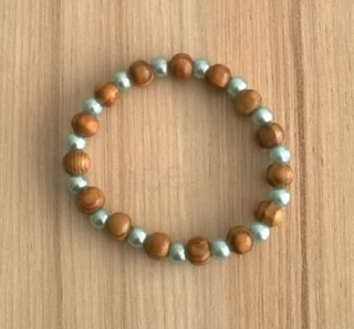 Dřevěný korálkový náramek s ozdobami (BC356)