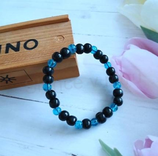 Dřevěný korálkový náramek s ozdobami (BC363)