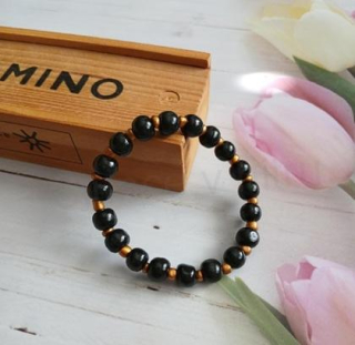 Dřevěný korálkový náramek s ozdobami (BC368)