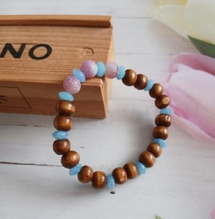 Dřevěný korálkový náramek s achátem a ozdobami (BC377)