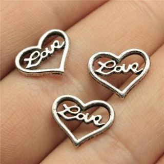 Přívěsek Love v Srdci – 10 × 12 mm (AA200)  