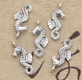 Přívěsek mořský koník – 8,6 × 24 mm (AA216)