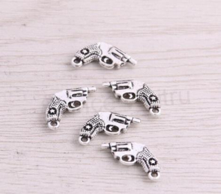 Přívěšek pistole – platinová barva 13 × 16 mm (AA228)