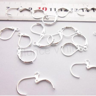 Postříbřený mechanický háček – 10 × 15,6 mm, 1 pár (AA249)