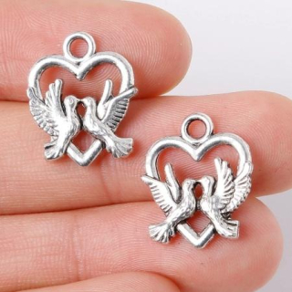Přívěšek holubice v srdíčku – stříbrná barva 15 × 19 mm (AA251)