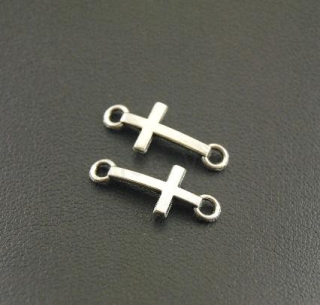 Přívěšek křížek – stříbrná barva 8 × 20 mm (AA253)