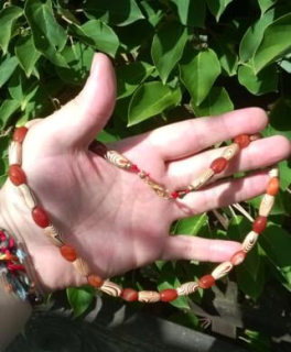 Minerální náhrdelník s karneolem a dřevem (X200)