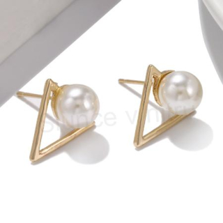 Puzetové náušnice Perlička ve zlatém trojúhelníku (BB60)