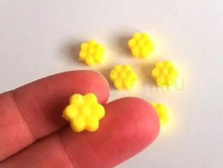 Plastový korálek kytička 11x11 mm žlutá  (AC207)