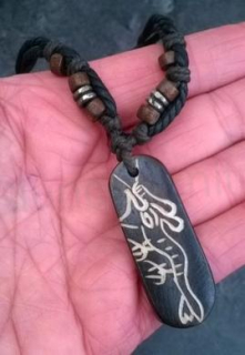 Náhrdelník Orientální dřevěný přívěšek na provázku (BD29)