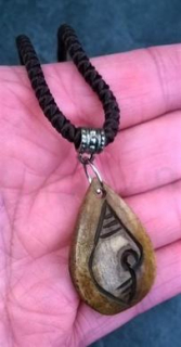 Náhrdelník Orientální dřevěný přívěšek na provázku (BD30)