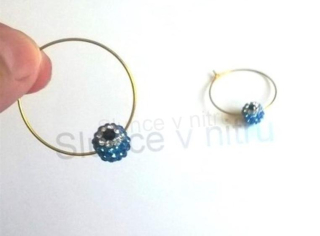 Zlaté náušnice kruhy Swarovski korálek modré (BB481)
