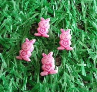 Tmavě růžový korálek zajíček 9 x 14 mm (AC230)