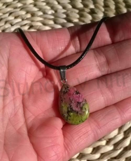 Provázkový náhrdelník přívěšek Rubín v zoisitu - slza (BD58)