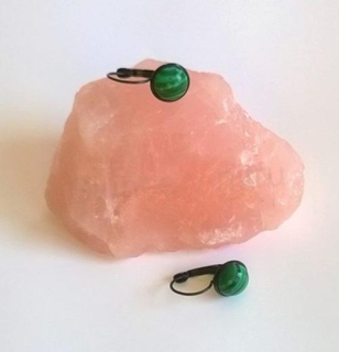 Minerální černé malachitové náušnice, kabošon 10 mm (X245)