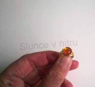 Nastavitelný zlatý minerální prsten  s Jantarem (X256)
