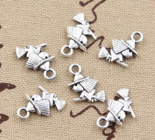 Přívěšek Čarodejnice na koštěti - 16 x 12 mm (AA25)