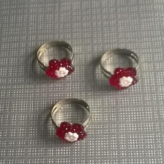 Nastavitelný dětský prsten červenobílá kytička (BP159)