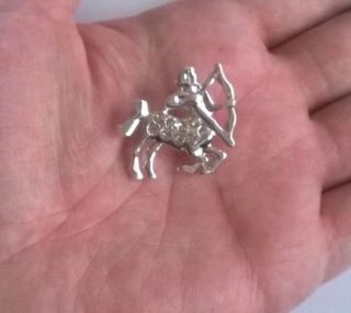 Brož se zirkonovými kamínky Znamení Střelec  (HB86)